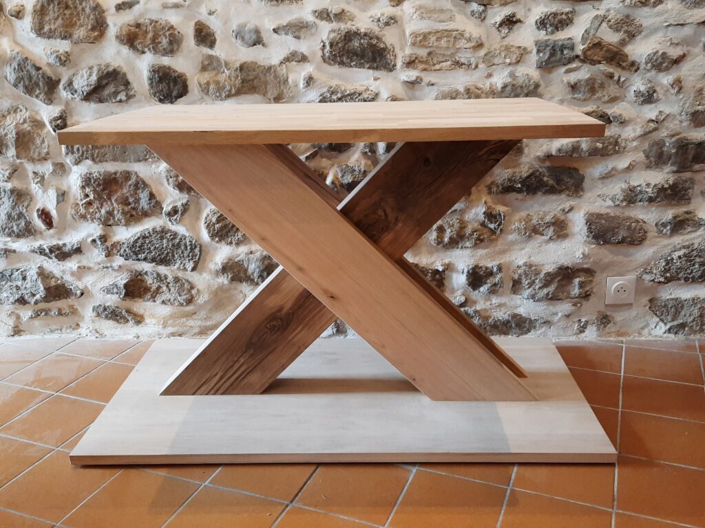 Pietement de table. Pied central en bois de chêne et châtaignier proche de Valence. En construction.
A vendre. A imaginer avec un beau plateau dessus pour former votre table a manger.  