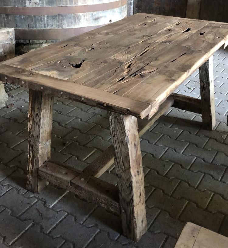 Mobilier bois massif Valence.
Menuisier. Ebéniste. Artisan. Créations bois. Toulaud. Sur mesure. Chêne recyclé. Table à manger en bois de charpente recyclé et plancher recyclé.