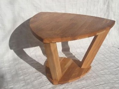 Table en bois de chêne massif. Forme unique et originale "Tripode". 