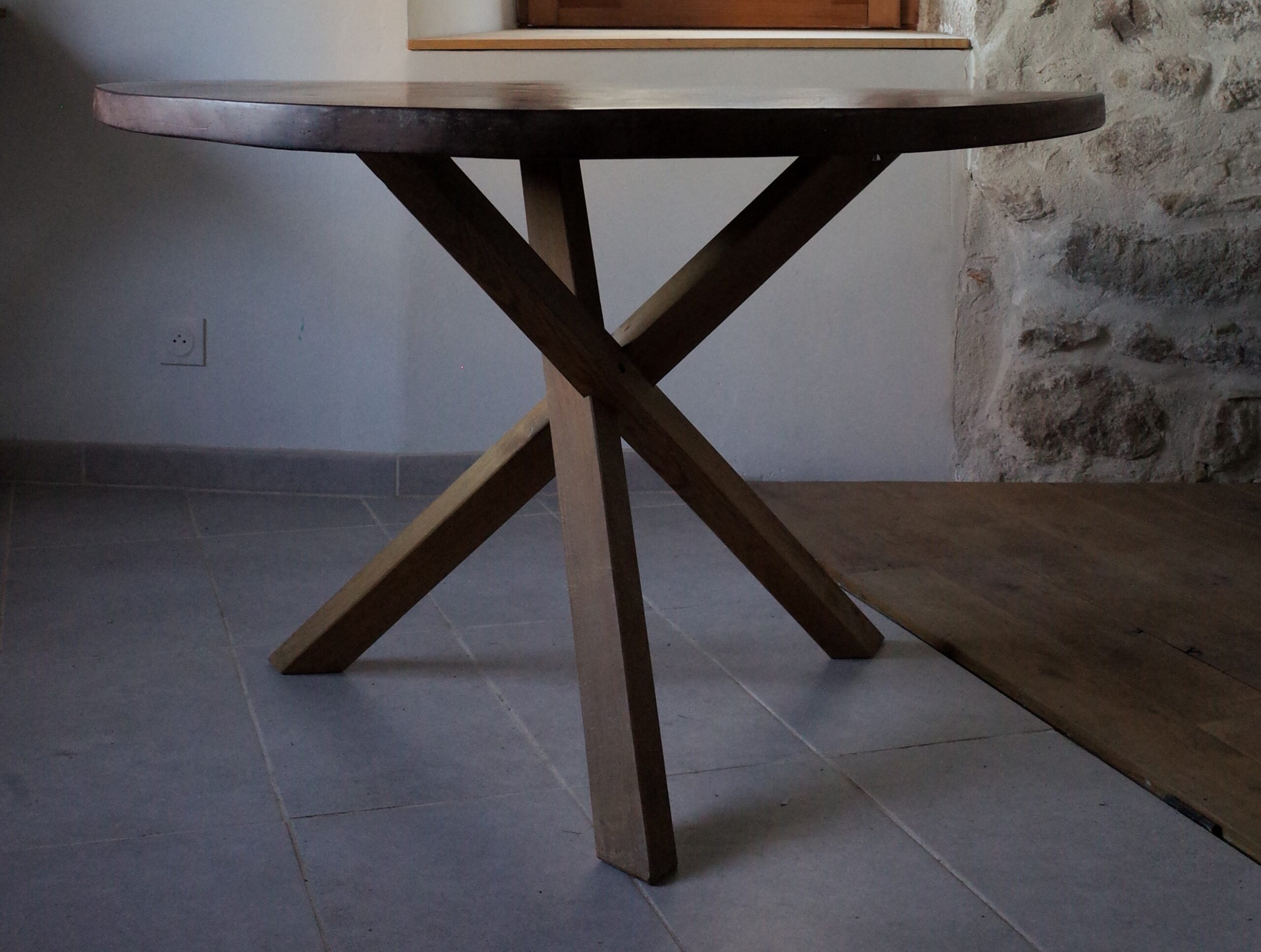 Table à manger 6 personnes avec pied mikado en chêne. Plateau unique en bois exotique en une seule pièce. 