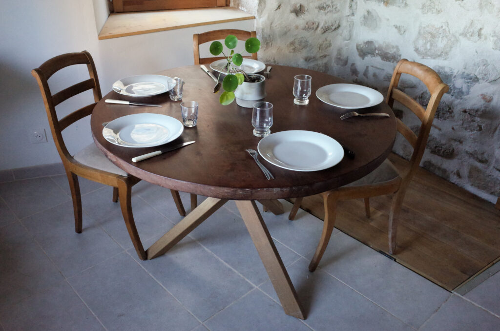 Table ronde de 120cm de diamètre avec plateau en bois exotique et pied en chene